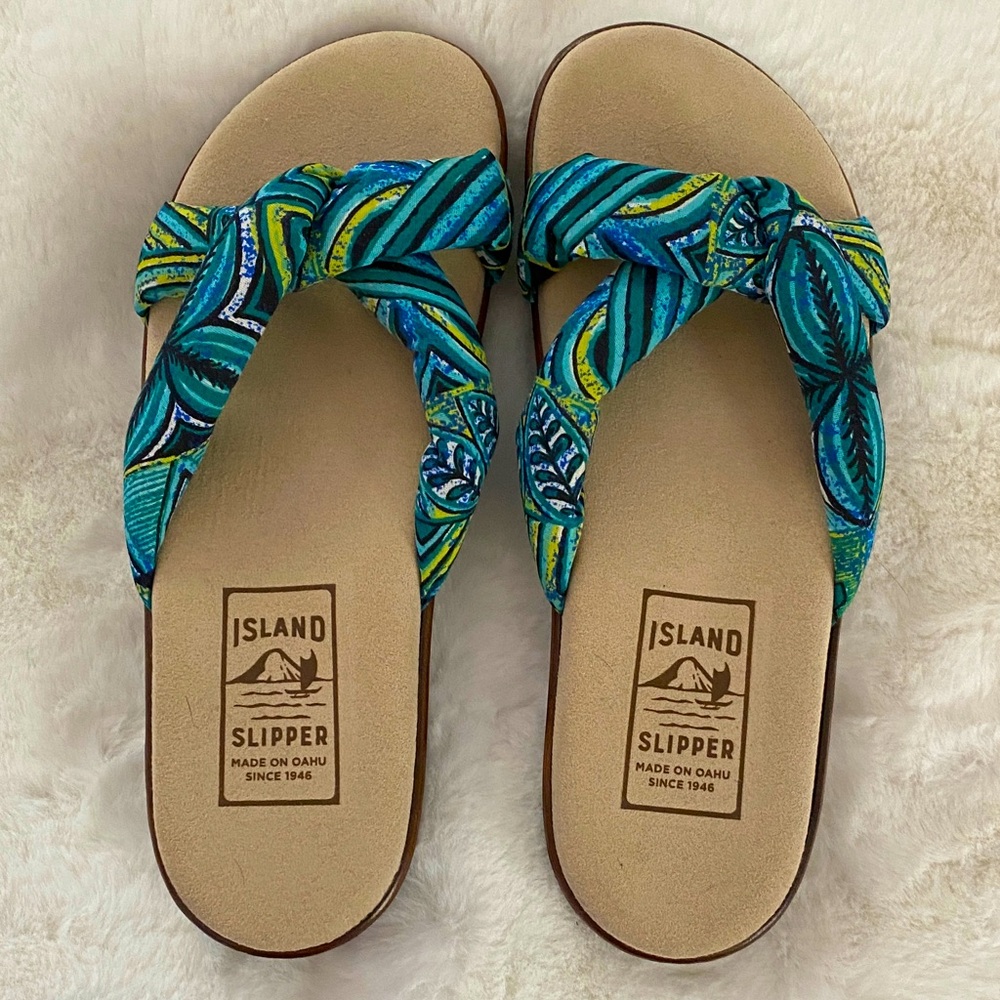 Size 8 Island Slipper made in Ouahu 
Blue Green Tropical Sandals - 
 NWOT